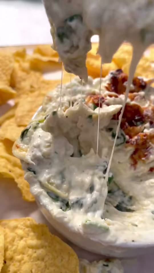 Garlic Parmesan Spinach and Artichoke Dip