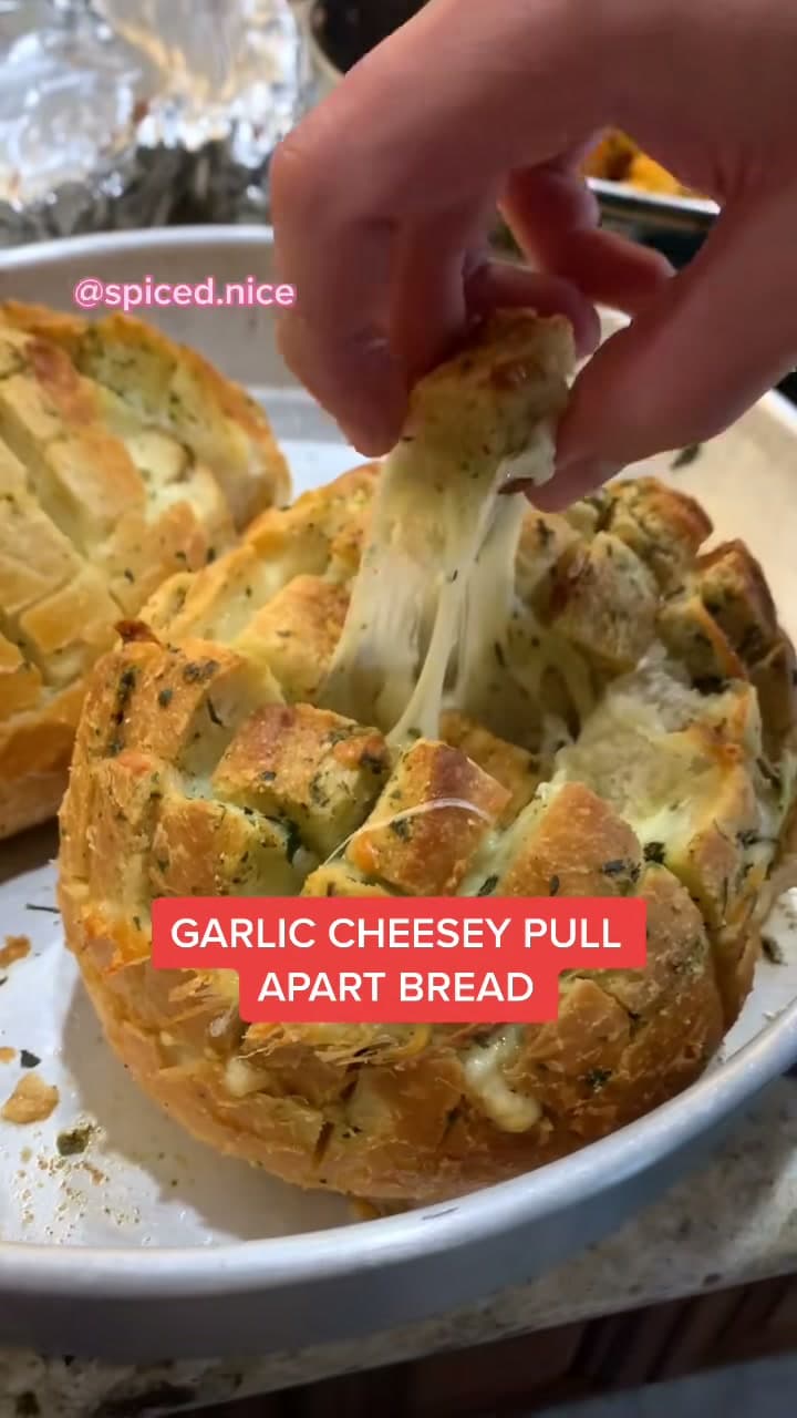 Garlic Cheesy Pull-Apart Bread